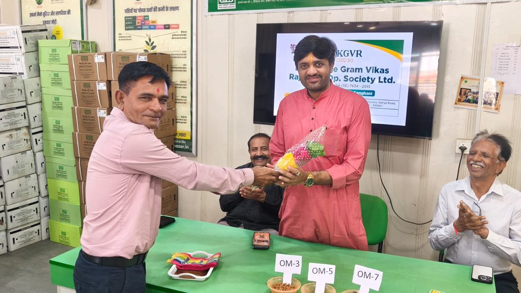 manish_sanghani's tweet photo. અમરેલી ખાતે કૃષિ અને ગ્રામ વિકાસ રાજ્ય કો-ઓપરેટિવ સોસાયટી લી.દ્વારા ચણાની વિવિધ નવી વેરાયટીના બિયારણોનું લોન્ચિંગ કરવામાં આવ્યું છે.

આ આધુનિક અને ઉચ્ચ ગુણવત્તાયુક્ત બિયારણો ગુજરાતના ખેડૂતોને ઓછી મહેનતે વધુ અને ગુણવત્તાસભર ઉત્પાદન મેળવવામાં મદદરૂપ સાબિત થશે. ખેડૂત ભાઈઓની સમૃદ્ધિ અને કૃષિ ક્ષેત્રના ટકાઉ વિકાસ તરફ આ એક મહત્વપૂર્ણ કદમ છે.

આ અવસરે અમર ડેરીના અધ્યક્ષ શ્રી અશ્વિનભાઇ સાવલીયા, અમરેલી જિલ્લા સહકારી ખરીદ વેચાણ સંઘના મેનેજર શ્રી સુરેશભાઈ સંઘાણી અને મંડળી સાથે જોડાયેલ ડીલરો ઉપસ્થિત રહ્યા હતા.

अमरेली में कृषि एवं ग्राम विकास राज्य को-ऑपरेटिव सोसाइटी लिमिटेड द्वारा चने के बीजों की कई नई वैरायटी लॉन्च की।

ये मॉडर्न और हाई क्वालिटी बीज गुजरात के किसानों को कम मेहनत में ज़्यादा और क्वालिटी वाली पैदावार पाने में मददगार साबित होंगे। यह किसानों की खुशहाली और एग्रीकल्चर सेक्टर के सस्टेनेबल डेवलपमेंट की दिशा में एक ज़रूरी कदम है।

इस मौके पर अमर डेयरी के चेयरमैन श्री अश्विनभाई सावलिया, अमरेली डिस्ट्रिक्ट को-ऑपरेटिव परचेज़ एंड सेल यूनियन मैनेजर श्री सुरेशभाई संघानी और सोसाइटी से जुड़े डीलर मौजूद रहे।

#Agriculture #FarmersFirst #Amreli #Cooperative #SustainableFarming #GujaratAgriculture