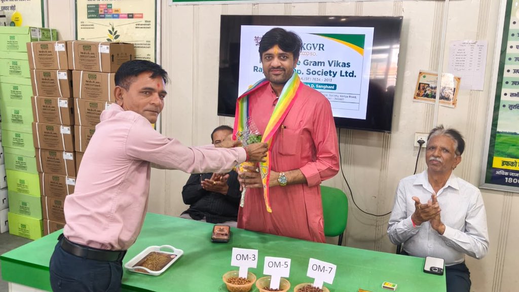 manish_sanghani's tweet photo. અમરેલી ખાતે કૃષિ અને ગ્રામ વિકાસ રાજ્ય કો-ઓપરેટિવ સોસાયટી લી.દ્વારા ચણાની વિવિધ નવી વેરાયટીના બિયારણોનું લોન્ચિંગ કરવામાં આવ્યું છે.

આ આધુનિક અને ઉચ્ચ ગુણવત્તાયુક્ત બિયારણો ગુજરાતના ખેડૂતોને ઓછી મહેનતે વધુ અને ગુણવત્તાસભર ઉત્પાદન મેળવવામાં મદદરૂપ સાબિત થશે. ખેડૂત ભાઈઓની સમૃદ્ધિ અને કૃષિ ક્ષેત્રના ટકાઉ વિકાસ તરફ આ એક મહત્વપૂર્ણ કદમ છે.

આ અવસરે અમર ડેરીના અધ્યક્ષ શ્રી અશ્વિનભાઇ સાવલીયા, અમરેલી જિલ્લા સહકારી ખરીદ વેચાણ સંઘના મેનેજર શ્રી સુરેશભાઈ સંઘાણી અને મંડળી સાથે જોડાયેલ ડીલરો ઉપસ્થિત રહ્યા હતા.

अमरेली में कृषि एवं ग्राम विकास राज्य को-ऑपरेटिव सोसाइटी लिमिटेड द्वारा चने के बीजों की कई नई वैरायटी लॉन्च की।

ये मॉडर्न और हाई क्वालिटी बीज गुजरात के किसानों को कम मेहनत में ज़्यादा और क्वालिटी वाली पैदावार पाने में मददगार साबित होंगे। यह किसानों की खुशहाली और एग्रीकल्चर सेक्टर के सस्टेनेबल डेवलपमेंट की दिशा में एक ज़रूरी कदम है।

इस मौके पर अमर डेयरी के चेयरमैन श्री अश्विनभाई सावलिया, अमरेली डिस्ट्रिक्ट को-ऑपरेटिव परचेज़ एंड सेल यूनियन मैनेजर श्री सुरेशभाई संघानी और सोसाइटी से जुड़े डीलर मौजूद रहे।

#Agriculture #FarmersFirst #Amreli #Cooperative #SustainableFarming #GujaratAgriculture
