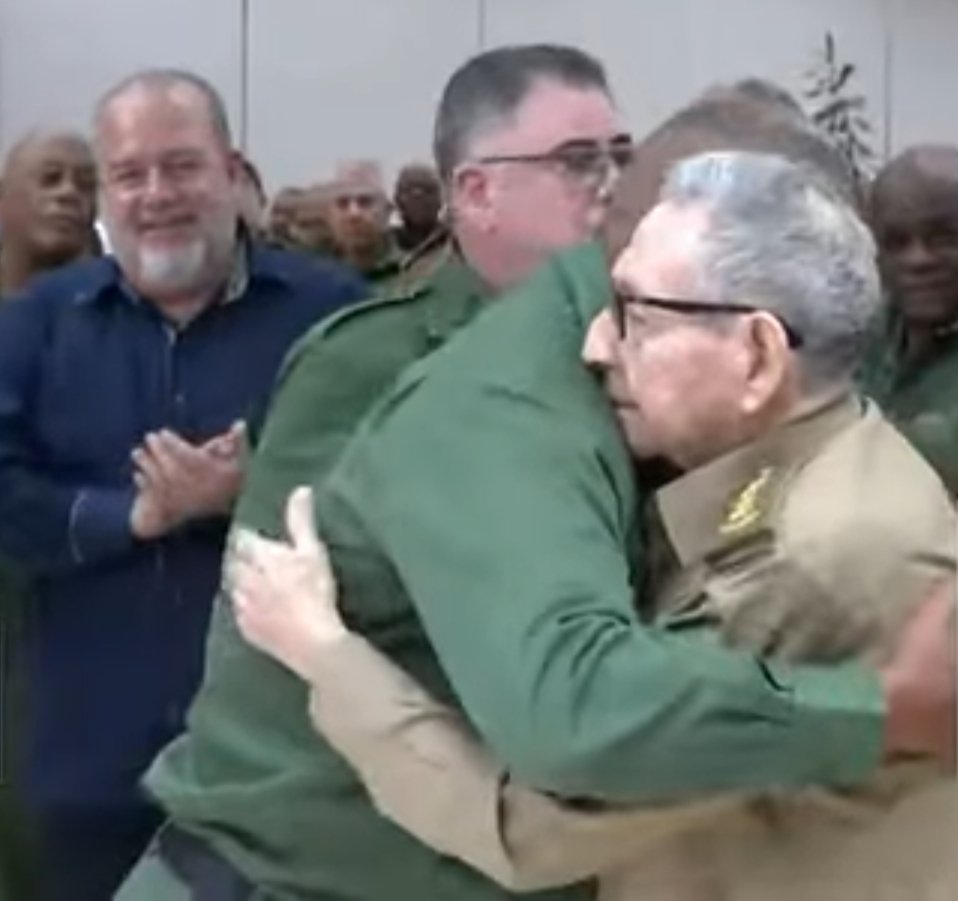LibiaFernando14's tweet photo. ) Nada detendrá el avance de la Revolución ,cejar en ese empeño, sería traicionar la sangre que derramaron Miles de patriotas y revolucionarios cubanos... Raúl
#RaúlEsRaúl https://t.co/KcnMmXWlRM