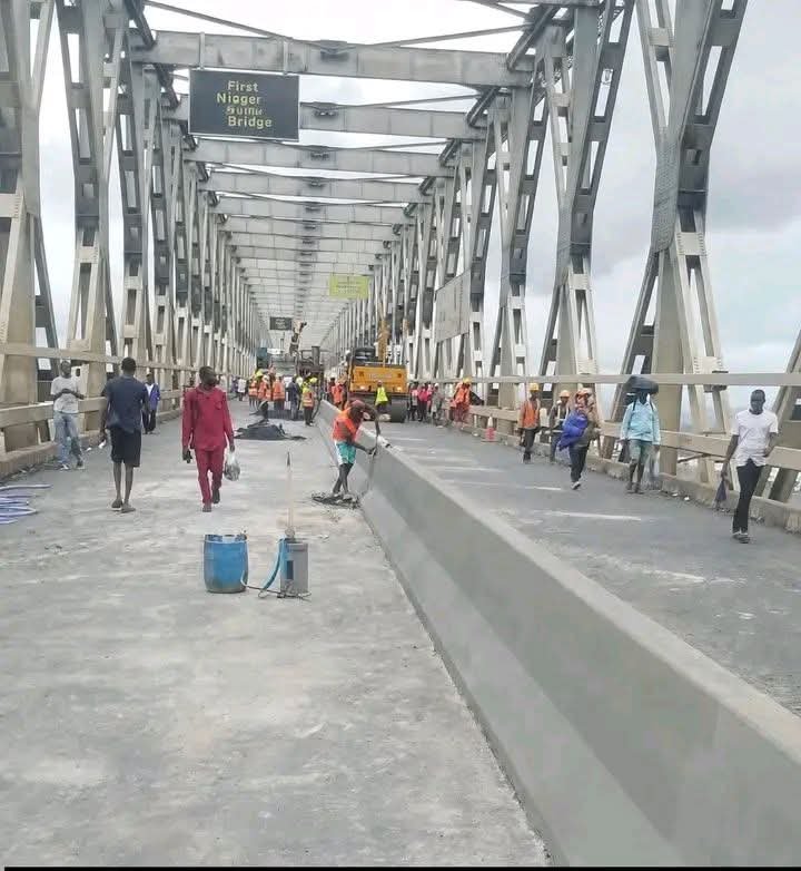 OgbajiIfeanyi's tweet photo. Ogun:  $7 Billion Deep Sea Port.
Ondo:  preparing its own Deep Sea Port, billions of dollars.
Lagos:  Lekki Deep Sea Port already working.
South West is connecting itself to the world.

South East  what did we get?
They repackaged the OLD First Niger Bridge built since 1965, poured asphalt on it, painted it, and called it a project.

No Deep Sea Port in Igboland.
No functional international cargo airport.
No railway connecting our industrial hubs.

This is not development, this is deliberate economic strangulation. 

One Nigeria cannot be "your region gets $7 billion port, my region gets asphalt patching."