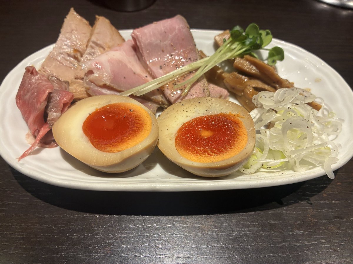 kusukusu2's tweet photo. 麺処 夏海

ちょっと後ろがギッチギチに詰まっている故、今日も2時から白目でお仕事

その甲斐あって早めに帰れたんで
寄り道寄り道〜！

貝出汁、昆布出汁とかホッとする要素しかなく、沁みた、、、
刺さったのでもう一杯行こうか揺れましたが、はしたない奴だと思われたくないんで
もちろん帰宅！！ https://t.co/chqFKjFRcH