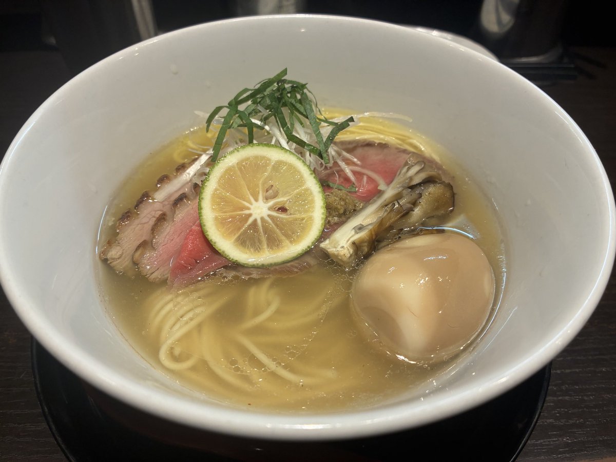 kusukusu2's tweet photo. 麺処 夏海

ちょっと後ろがギッチギチに詰まっている故、今日も2時から白目でお仕事

その甲斐あって早めに帰れたんで
寄り道寄り道〜！

貝出汁、昆布出汁とかホッとする要素しかなく、沁みた、、、
刺さったのでもう一杯行こうか揺れましたが、はしたない奴だと思われたくないんで
もちろん帰宅！！ https://t.co/chqFKjFRcH