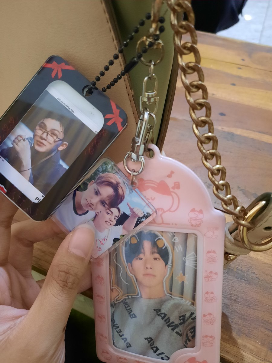 cheollyee's tweet photo. 🙇‍♀️ aku
🐶 kasir

🙇‍♀️ /byar ke kasir kasir
🐶 mbaknya kpopers?
🙇‍♀️ iya tau drimna?
🐶 itu bwa printilan, aku jga
🙇‍♀️ oh iya? ska siapa?
🐶 aku carat
🙇‍♀️ LOH AKU JUGA, biasnya siapa? /ngajak tos
🐶 mingyu dia lgi wamil, kmu?
🙇‍♀️ aku woozi, lgi wamil jga
🐶 minumnya gratis buat kakaknya https://t.co/IevIepcXtL