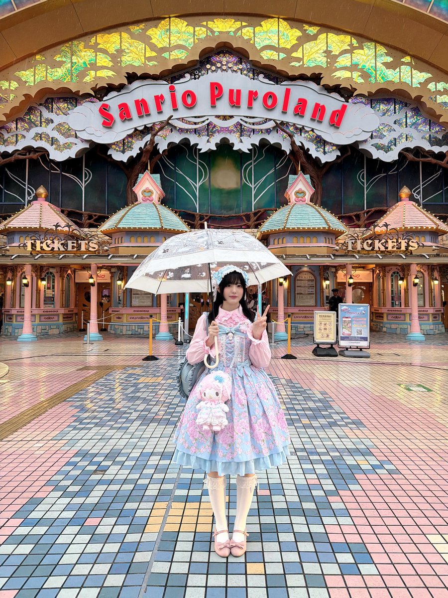 tsukumoneru's tweet photo. はじめてピューロランドに来て親に写真を撮らされるこども https://t.co/bShmEt1WuQ