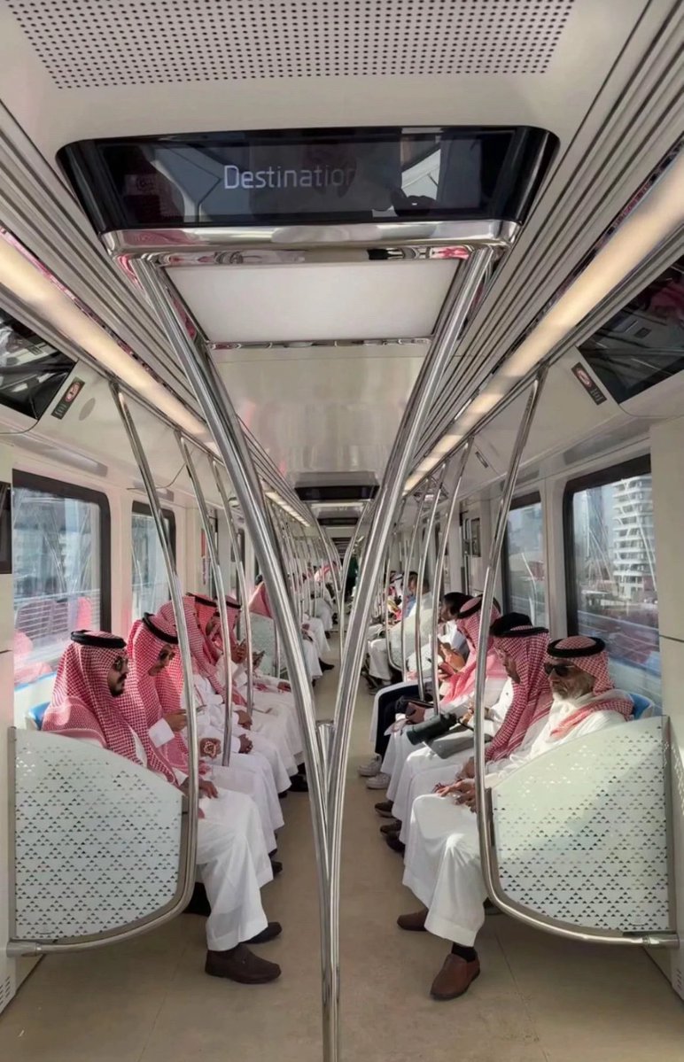 ubayah23's tweet photo. السعوديات                             السعوديين https://t.co/qAL1mP5tlb