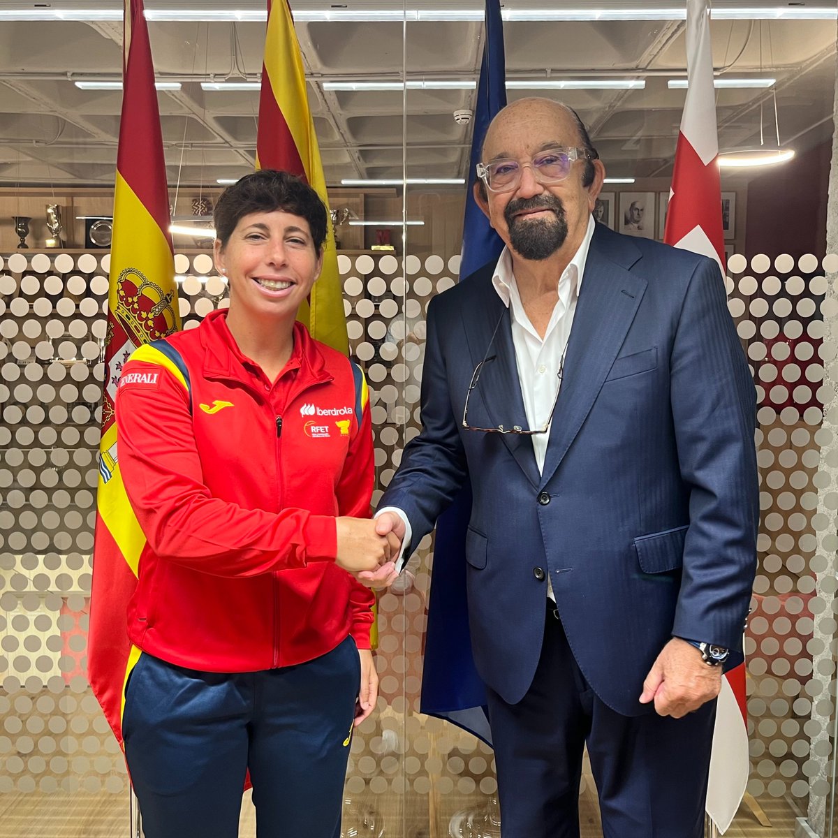 RFETenis's tweet photo. OFICIAL: Carla Suárez renueva al frente de la Selección Española Iberdrola de Tenis hasta 2029 🤝

Tras llegar a las semifinales de la #BJKCup , la grancanaria extiende su compromiso y cumplirá un ciclo de cinco años con el equipo 🇪🇸

📲 https://t.co/0DUl1qkqnO

@CarlaSuarezNava https://t.co/3EoRGV8Yo0