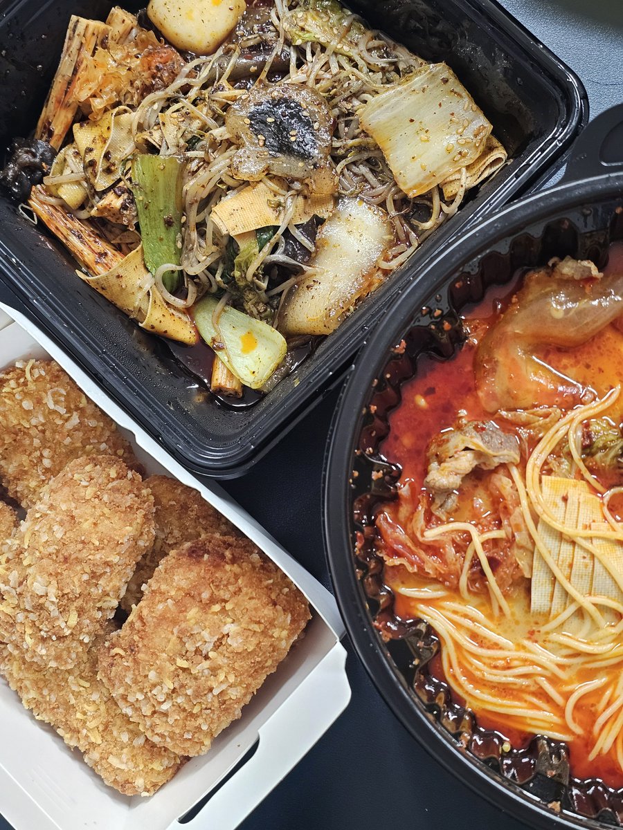 morvonyang's tweet photo. BHC 콰삭모짜킹
탕화쿵푸마라탕 마라샹궈 + 마라탕

이 조합도 괜찮은 이유가
맵찔이는 맵다맵다 !!!!!! 하다가
콰삭모짜킹으로 달래줌

아라비아따 딥소스 맛있다 https://t.co/NHJ2Hfvn5S
