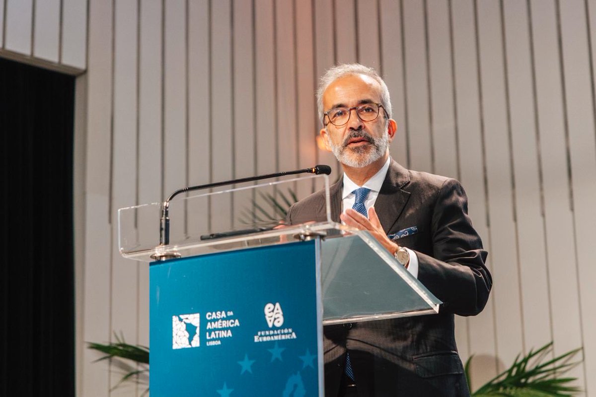 mne_pt's tweet photo. Na Casa da América Latina, o MNE @PauloRangel_pt sublinhou a importância estratégica do Acordo Mercosul para Portugal e para a Europa. 

Além do seu impacto comercial muito positivo, o Acordo tem uma dimensão geopolítica: reforça as relações com a América Latina e contribui para a criação de uma rede global de acordos de comércio livre.