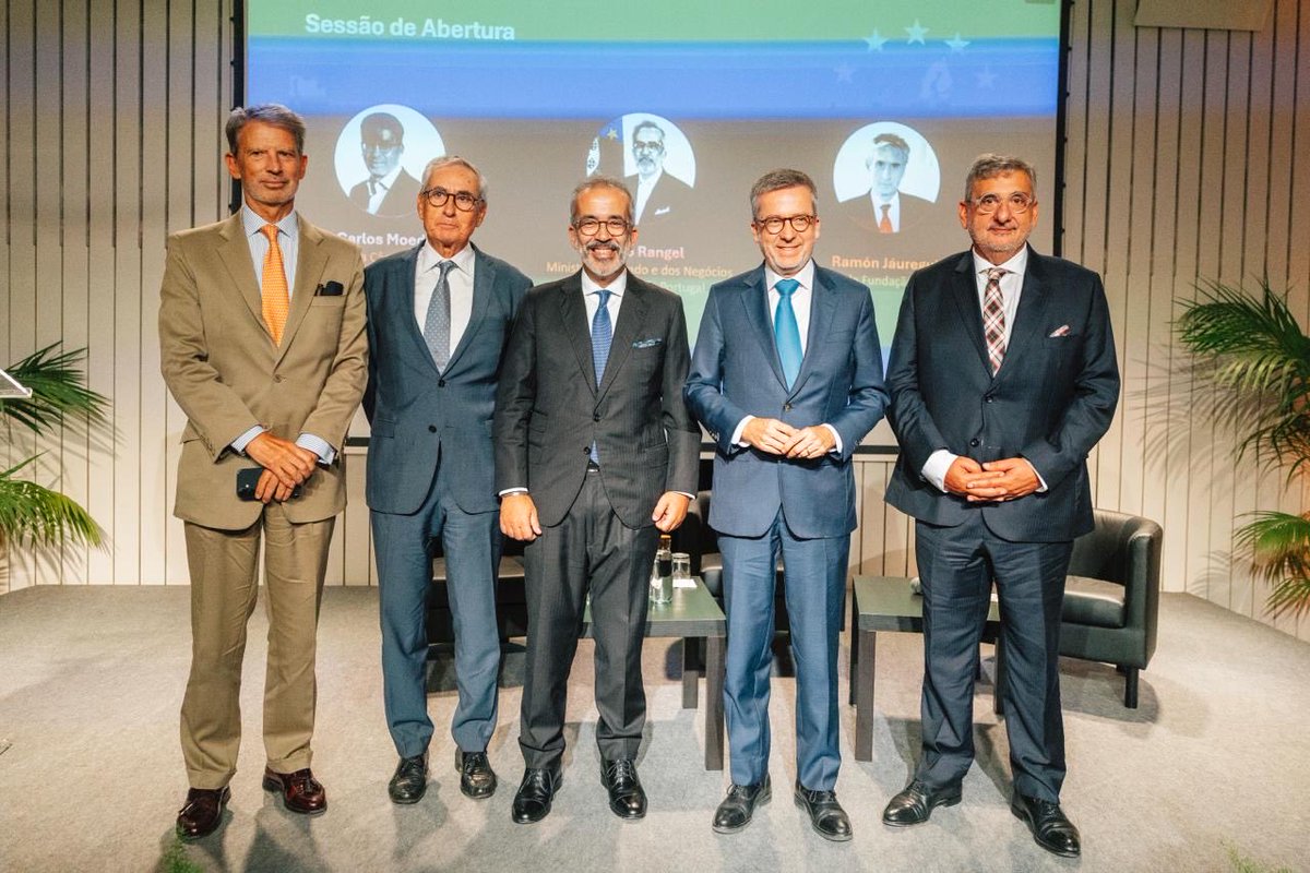 mne_pt's tweet photo. Na Casa da América Latina, o MNE @PauloRangel_pt sublinhou a importância estratégica do Acordo Mercosul para Portugal e para a Europa. 

Além do seu impacto comercial muito positivo, o Acordo tem uma dimensão geopolítica: reforça as relações com a América Latina e contribui para a criação de uma rede global de acordos de comércio livre.
