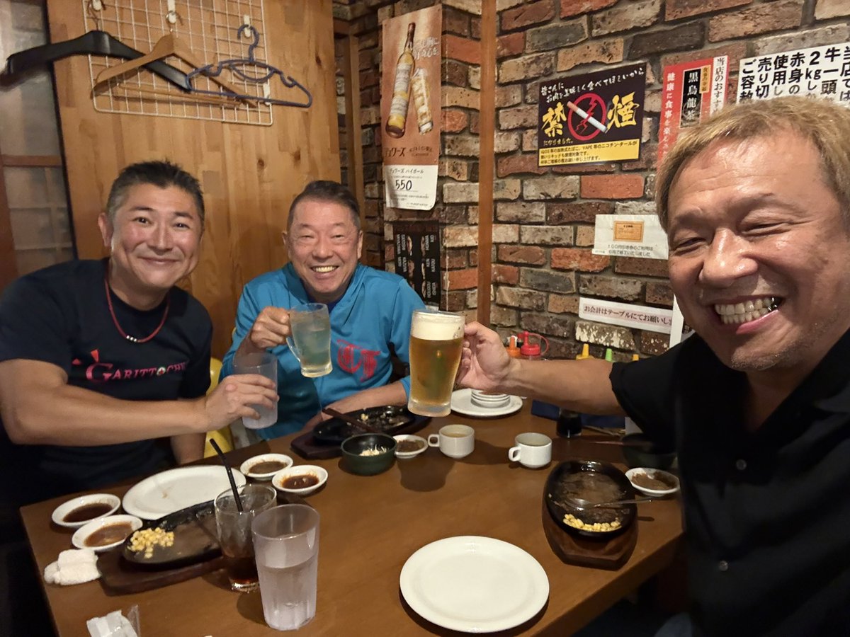 daichanbomber's tweet photo. 今夜もさ~せん!
#レモンサワーからの
#デンジャーステーキ
#ストロング永田さん
#武蔵さん #utg https://t.co/MIrNXXY4vU