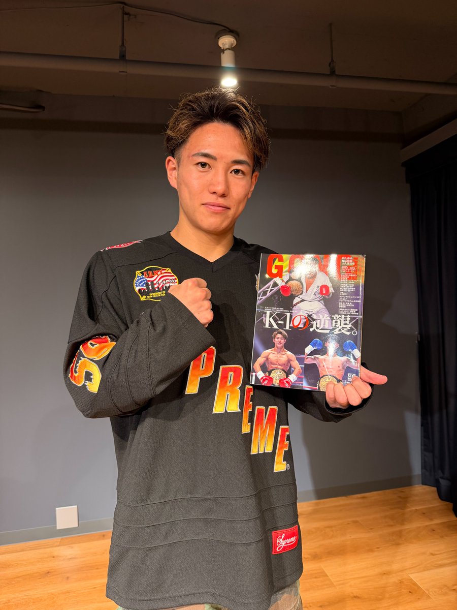 k1wgp_pr's tweet photo. 本日、
横山朋哉選手の取材現場にお邪魔し

📗絶賛発売中📗の
『ゴング格闘技』NO.346を手に
素敵な微笑みをいただきました！！

横山選手がチャンピオンの圧倒的強さを見せつけた試合の解説記事もたっぷり掲載されてますので、ぜひお手に取ってみてください！

K-1の現在、そしてこれからを読み解く特集が満載です‼️
[ #k1max | #k1wgp ]