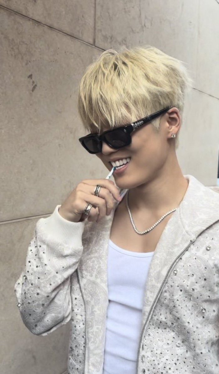 scoopiu's tweet photo. TWOOO BLOND https://t.co/cHmAv6No0l