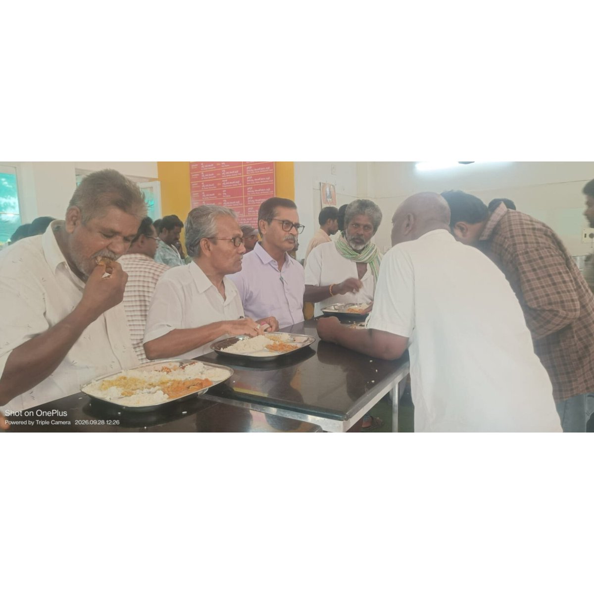 elurumc's tweet photo. 🍽️ Additional Commissioner, @EluruMC conducted a field inspection at the SBI Anna Canteen today to verify food quality, hygiene standards &amp; service efficiency.
*Interacted directly with the public to gather feedback.
Ensuring nutritious,high-quality meals remain a top priority! https://t.co/oxyTqGap4M