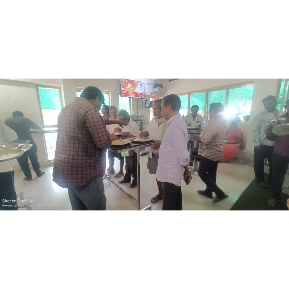 elurumc's tweet photo. 🍽️ Additional Commissioner, @EluruMC conducted a field inspection at the SBI Anna Canteen today to verify food quality, hygiene standards &amp; service efficiency.
*Interacted directly with the public to gather feedback.
Ensuring nutritious,high-quality meals remain a top priority! https://t.co/oxyTqGap4M