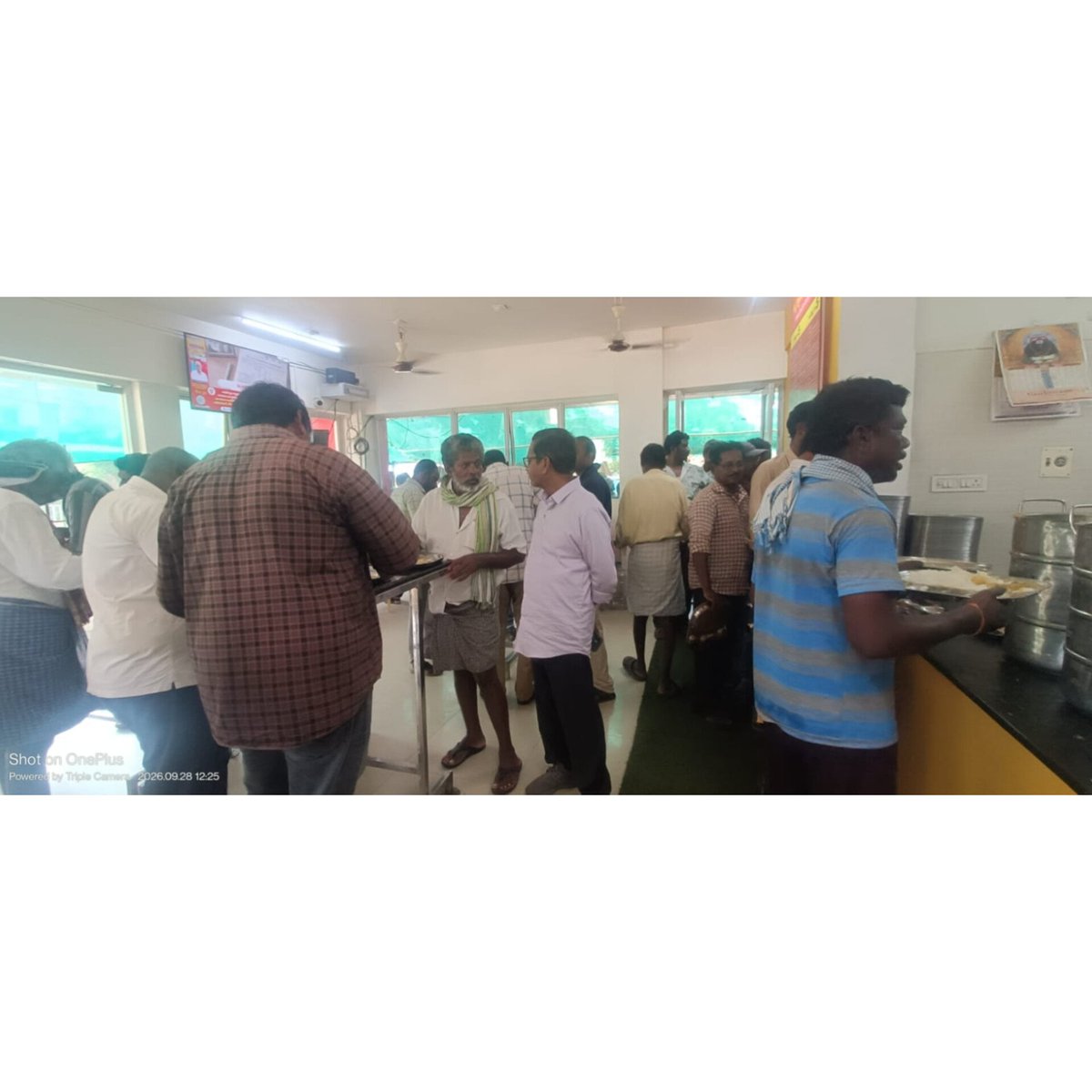 elurumc's tweet photo. 🍽️ Additional Commissioner, @EluruMC conducted a field inspection at the SBI Anna Canteen today to verify food quality, hygiene standards &amp; service efficiency.
*Interacted directly with the public to gather feedback.
Ensuring nutritious,high-quality meals remain a top priority! https://t.co/oxyTqGap4M