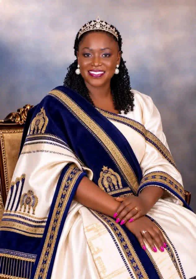 GUM_RAJAB's tweet photo. Tooro the queen is here. https://t.co/R2sQIRIY0e