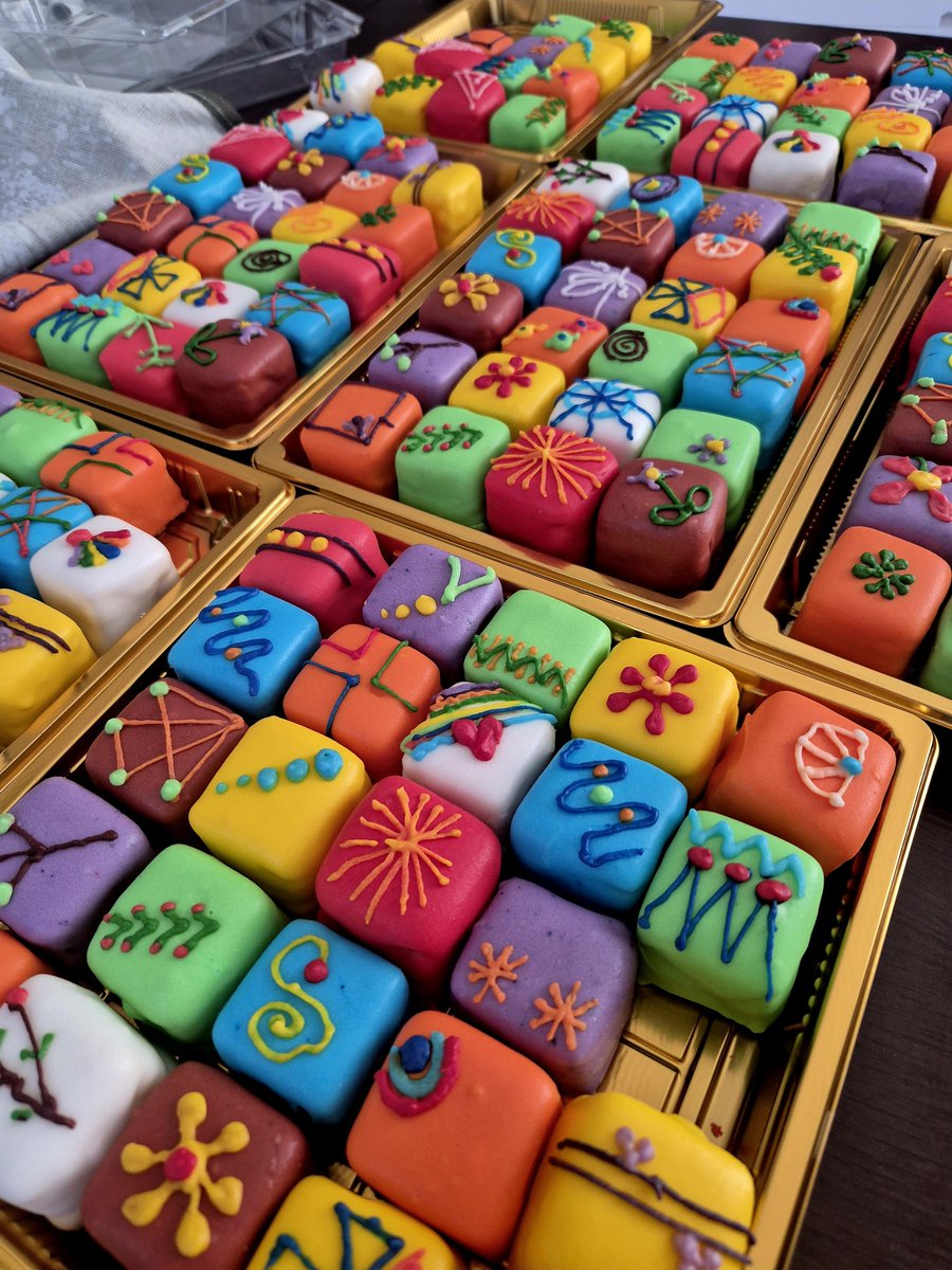 marijana_obr's tweet photo. Da se odjavim u narednih 9 dana. Odoh malo da plutam...
Ovi su nekome ulepšali rođendan, jer su umesto torte odabrali minjone. Ukusi rum, kafa, pistaći, čokolada, malina, birivnica, pomorandža i limun.
Vidimo se uskoro 👀 https://t.co/hAioj2mqsx