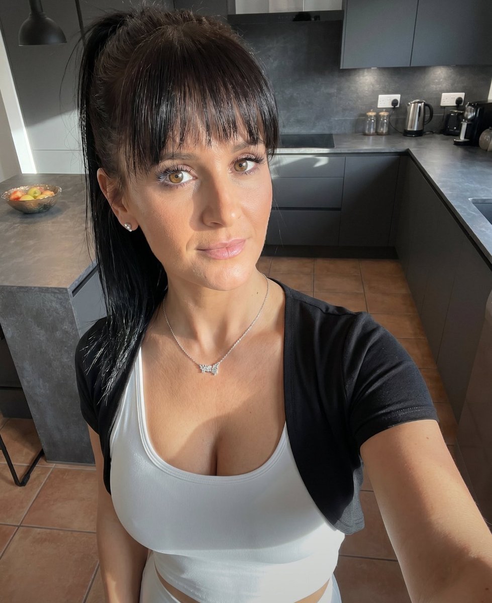 sandysMom80's tweet photo. @SandysMom84 Mom in the kitchen: Should I go glamorous today for once, or rather cozy up and hide away? Kitchen chic or blanket-around-the-shoulders style?🤔 https://t.co/Q539kPqP9g