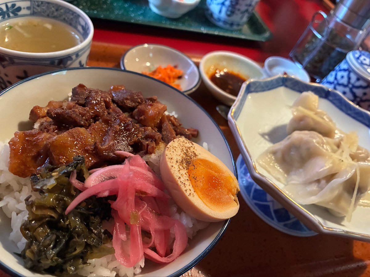 kudojunpi's tweet photo. 雨の日がずーっと続いていますね。

雨すごいね〜と言いながら、メンバーとオフィスから5分ほど離れたお店へお昼ごはん食べに行ったのはなんだか良かった☺️
そして最高に美味しいルーローハンと、おそらくリノベされたおしゃれ可愛い店内も素敵だった。また行く🍲 https://t.co/rRcKbq29li