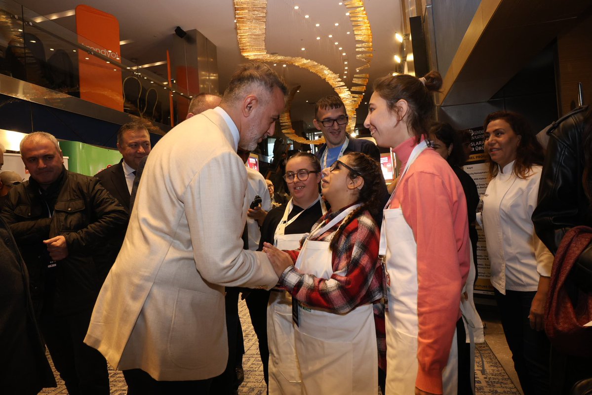 orhanaydin's tweet photo. 5.Uluslararası G��venilir Ürün Zirvesi ve Feed the Future Ödül Töreni’ne katılarak, “Ekonomistler Değerlendiriyor: Kaynaklar ve Kaynak Yaratanlar” başlıklı panelde TİM Başkan Vekilimiz Sayın Ahmet Öksüz ile birlikte değerlendirmelerimizi paylaşarak programa katkı sunmaya çalıştık.

Panelimizin ardından zirvede yer alan stantları ziyaret ederek, firmalarımızın çalışmalarını ve yenilikçi ürünlerini yakından inceleme fırsatı bulduk.

Unutulmamalıdır ki; “Gıda güvenliği bir tercih değil, toplum sağlığının vazgeçilmez şartıdır.” Güvenilir üretim, sürdürülebilirlik ve kaynaklarımızın verimli kullanımı; hem ekonomimizin hem de gelecek nesillerimizin geleceği açısından büyük önem taşımaktadır.

Bu vesileyle zirvenin ve ödül töreninin hayırlara vesile olmasını diliyor, ödüle layık görülen tüm kişi ve kurumları gönülden tebrik ediyorum.

Bu kıymetli organizasyon ve nazik davetleri için Güvenilir Ürün Platformu Başkanı Sayın Celal Toprak’a; panelimizin moderatörlüğünü üstlenen kıymetli hocam Prof. Dr. Sefer Şener’e teşekkür ediyorum.

Emeği geçen herkese şükranlarımı sunuyorum.