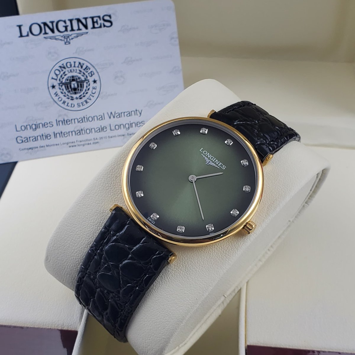 Itshercrown's tweet photo. Some watches don't need to be loud to look expensive. ⌚️
Slim profile. Clean dial. Leather strap.
The kind of watch that quietly pulls a whole outfit together.
₦85,000
Available in different dial &amp; strap colour combinations. 🤎🖤
Pick the combination that fits your style. 👀 https://t.co/Xxdlh9sTNS