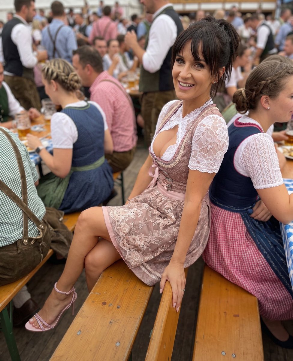 sandysMom80's tweet photo. @SandysMom84 Mom in Mauve, between beer mug &amp; tradition - who says we can't shine stylishly and confidently in the festival tent? Does a mom really have to choose: hot or homey? https://t.co/ZmPACLgFv8