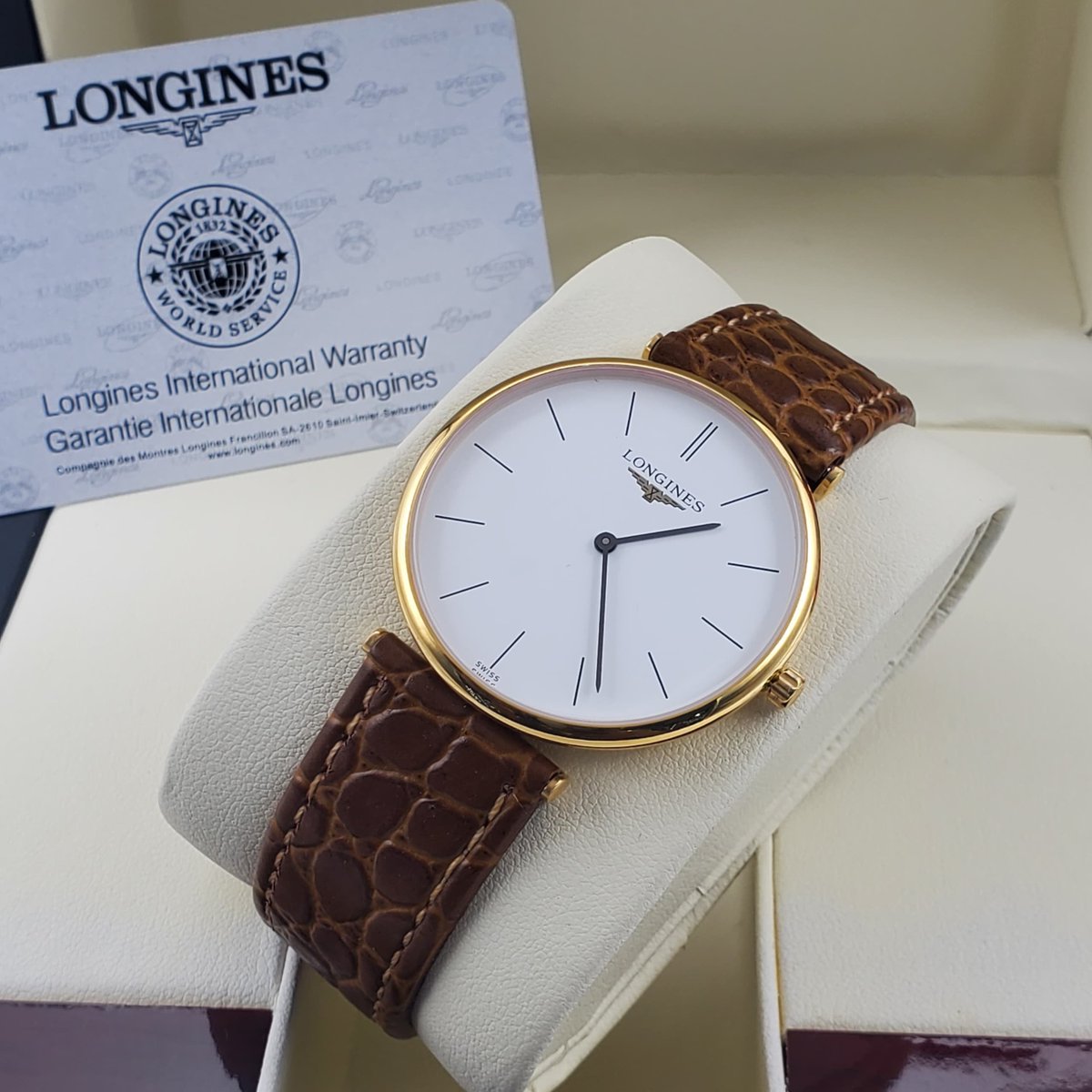 Itshercrown's tweet photo. Some watches don't need to be loud to look expensive. ⌚️
Slim profile. Clean dial. Leather strap.
The kind of watch that quietly pulls a whole outfit together.
₦85,000
Available in different dial &amp; strap colour combinations. 🤎🖤
Pick the combination that fits your style. 👀 https://t.co/Xxdlh9sTNS