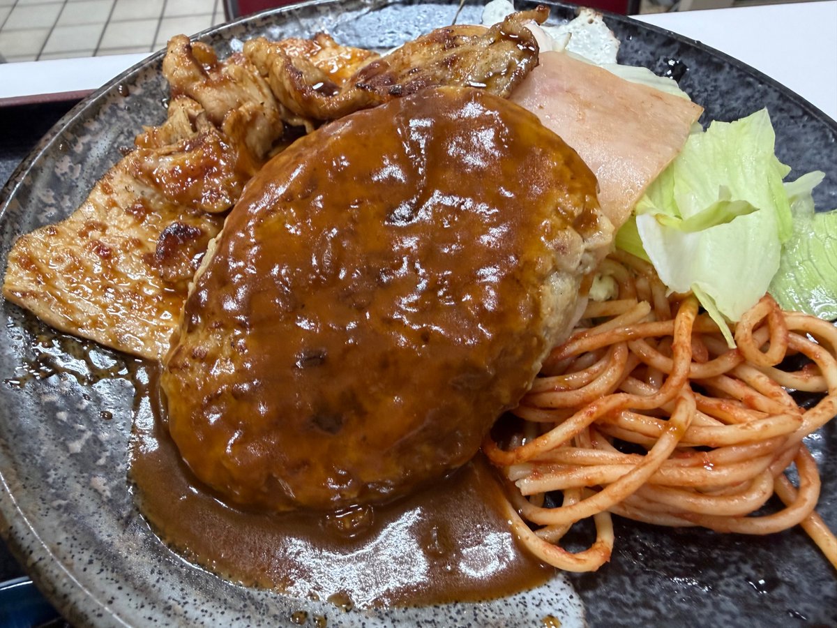 TheGodm75507818's tweet photo. お蕎麦屋さんの定食🪭🥢

デミハンバーグ&amp;生姜焼き定食🧑‍🍳

目玉焼き🍳にマヨとちょこっと醤油垂らして、白ご飯にのせて😋

いっただっきまぁ〜す✨🏆✨

#一品入魂画像集 https://t.co/q8JXcdR3Vl