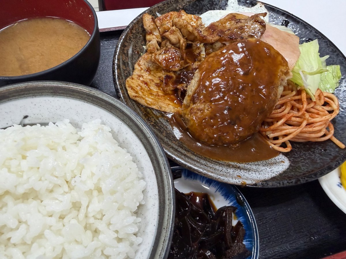 TheGodm75507818's tweet photo. お蕎麦屋さんの定食🪭🥢

デミハンバーグ&amp;生姜焼き定食🧑‍🍳

目玉焼き🍳にマヨとちょこっと醤油垂らして、白ご飯にのせて😋

いっただっきまぁ〜す✨🏆✨

#一品入魂画像集 https://t.co/q8JXcdR3Vl