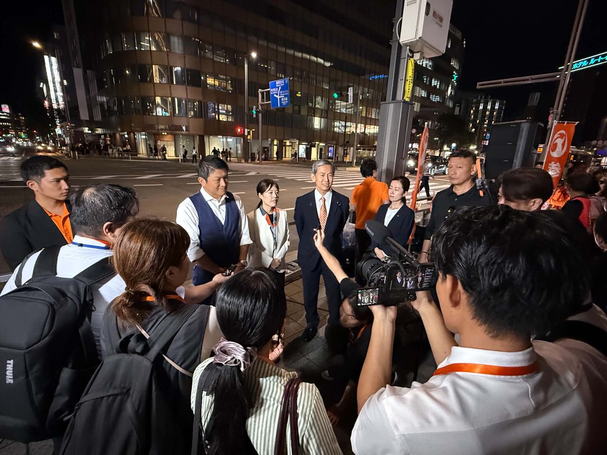 jinkamiya's tweet photo. 会見の後は吉富さん、木下議員、中田議員と4人で街頭演説をしました。

福岡の課題と世界の先進国の課題は
繋がっていて、それを変えられるチャンスは選挙しかない、だから皆さん、ちゃんと政治に関心を持って選挙に行ってください、と訴えてきました。

【LIVE】参政党　街宣演説　JR博多駅前広場　神谷宗幣　2026年9月29日（火）18：30～ #ひとりひとりが日本 #日本人ファースト https://t.co/Gu0UIm3z4k @YouTubeより