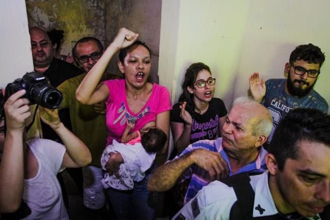 estanis1au's tweet photo. Ela foi até um despejo com a filha bebê no peito e PEITOU os policiais com cassetete na mão. Literalmente.

Essa é a história de Adriana Gerônimo @Adrianageronim . Preciso te contar antes das eleições 🧵 https://t.co/SFV8PmOvJ4