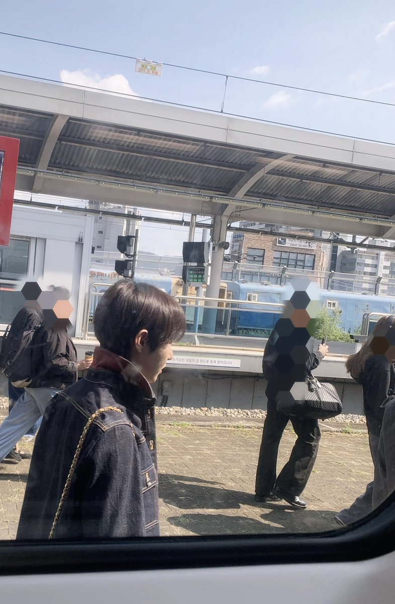 POPCORNBOBO323's tweet photo. The same op MET DREAM AT KTX update a new RENJUN pic !!!! 
BLACK HAIR RENJUN 🤲🏻😗 https://t.co/qn6vAHLzy4