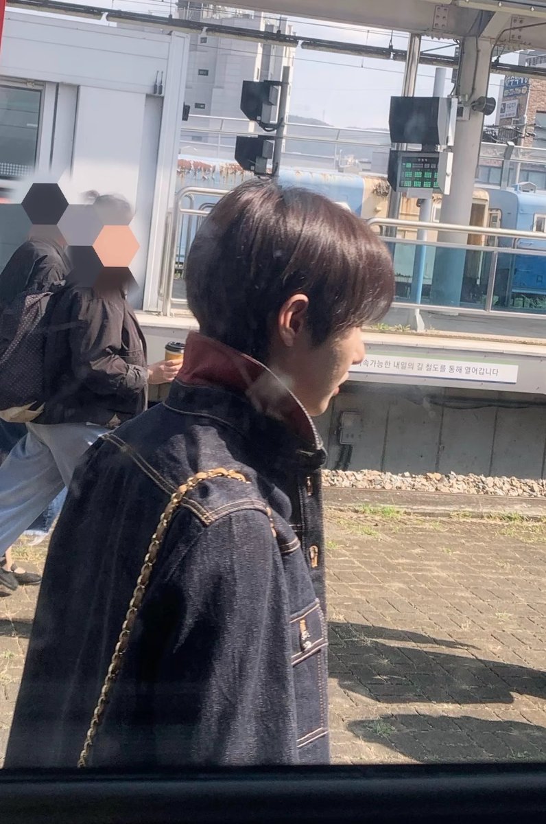 POPCORNBOBO323's tweet photo. The same op MET DREAM AT KTX update a new RENJUN pic !!!! 
BLACK HAIR RENJUN 🤲🏻😗 https://t.co/qn6vAHLzy4