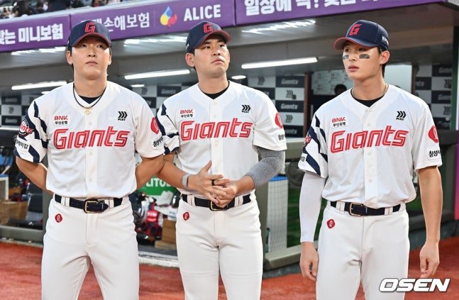 mnp_041's tweet photo. 꽃다발전달식 기사사진 모음 #최준용 https://t.co/7ZLMitFUbz