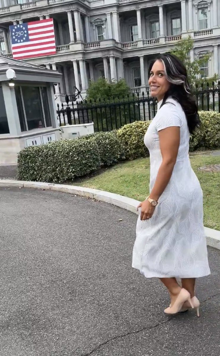 SFBOYS08's tweet photo. Tulsi Gabbard looks absolutely STUNNING today as she walks into the White House. I LOVE IT ❤️
@TulsiGabbard https://t.co/M8z8DoNkKK