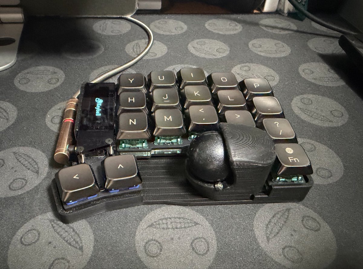roza_st's tweet photo. 自作トラックボールケースを載せた。
天面はやっぱり無理やり磨いた。
トラッキング性能が良いのでボール相性に悩まされにくそう。
COROPIT 基板のPMW3610で不安定だったKeychron のボールも全然大丈夫そう。 https://t.co/aX1BPPCy4Q
