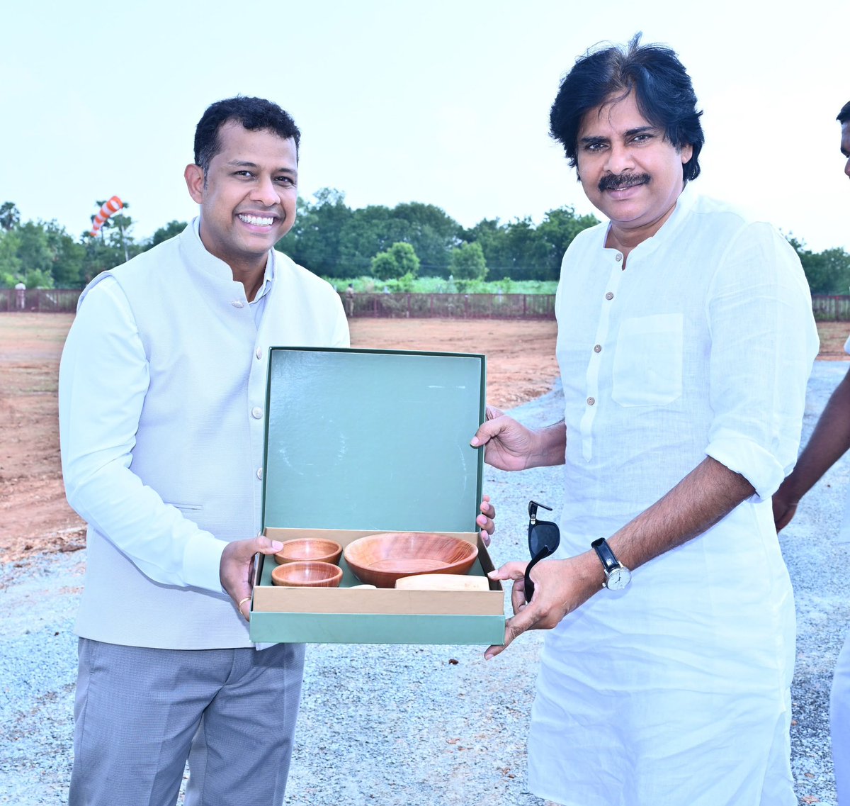 APDeputyCMO's tweet photo. పల్లె పండగ 3.0లో పాల్గొనేందుకు ఉదయగిరి చేరుకున్న ఉప ముఖ్యమంత్రి శ్రీ @PawanKalyan గారికి హెలిప్యాడ్ వద్ద స్వాగతం పలికిన రాష్ట్ర మంత్రులు, ఎమ్మెల్యేలు, జిల్లా అధికారులు, కూటమి నాయకులు. 
(1/4) https://t.co/JfOnY3G5xs