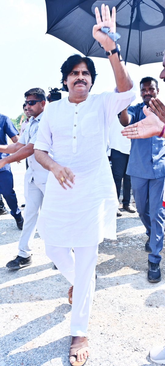 APDeputyCMO's tweet photo. పల్లె పండగ 3.0లో పాల్గొనేందుకు ఉదయగిరి చేరుకున్న ఉప ముఖ్యమంత్రి శ్రీ @PawanKalyan గారికి హెలిప్యాడ్ వద్ద స్వాగతం పలికిన రాష్ట్ర మంత్రులు, ఎమ్మెల్యేలు, జిల్లా అధికారులు, కూటమి నాయకులు. 
(1/4) https://t.co/JfOnY3G5xs