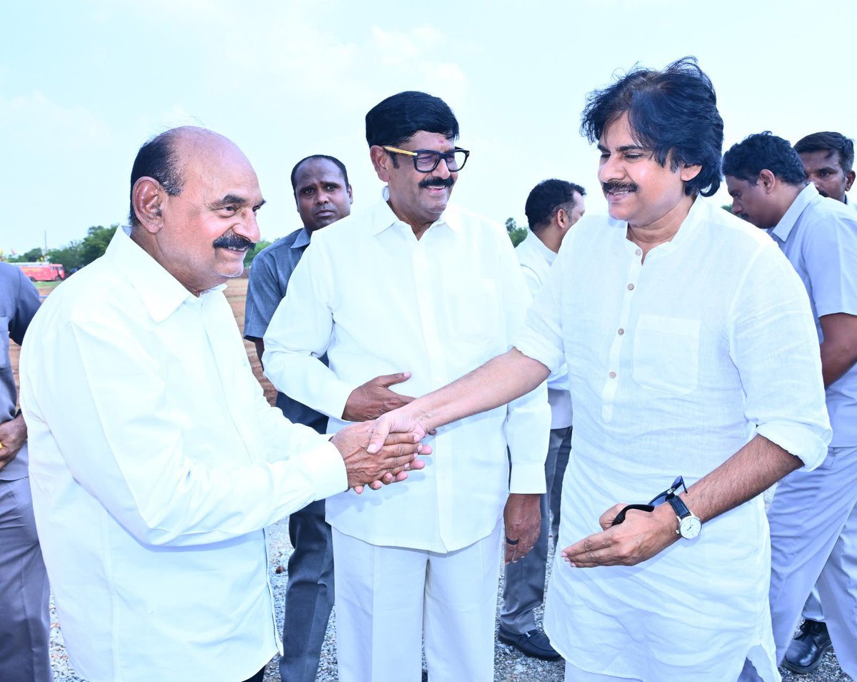APDeputyCMO's tweet photo. పల్లె పండగ 3.0లో పాల్గొనేందుకు ఉదయగిరి చేరుకున్న ఉప ముఖ్యమంత్రి శ్రీ @PawanKalyan గారికి హెలిప్యాడ్ వద్ద స్వాగతం పలికిన రాష్ట్ర మంత్రులు, ఎమ్మెల్యేలు, జిల్లా అధికారులు, కూటమి నాయకులు. 
(1/4) https://t.co/JfOnY3G5xs