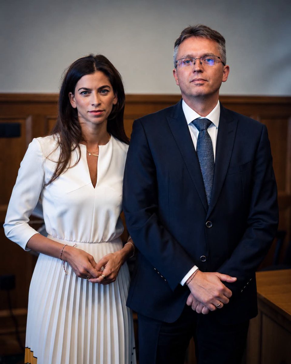 Tpeko66vp's tweet photo. Ma van az egykori – valódi – rendszerváltás utáni magyar politika egyik legszürreálisabb, egyben talán legsötétebb napja.

És nem, nem arról van szó, hogy a törvény előtt ne kellene egyenlő módon számot adnia mindenkinek, politikusnak is. Sőt, nekünk, politikusoknak, akik a törvényeket hozzuk és a közéletet aktívan formáljuk, ebben kiemelt felelősségünk van.

De ez nem azt jelenti, hogy egy hazug, az emberi gyűlöletet mindenki szívében felkorbácsoló és magyart magyar ellen uszító politika eszköze lehetne a tisztességes emberek meghurcolása.

Ma Magyarország miniszterelnöke egy olyan ember, akinek személyes bosszúvágya túlmutat egy egyszerű revanson. Amit ő „tisztítótűznek” nevez, az a valóságban pusztítótűz, ami után nem marad semmi, és lerombol mindent, amit konszenzusnak gondolt jobb- és baloldal a magyar közéletben, miszerint a politikát demokratikus keretek között kell gyakorolni, még ha az egymással szembeni vitáink és indulataink néha hevesek és szenvedélyesek is.

De mire számíthat az az ember, aki fölött már a kampányban kimondták az ítéletet? Hol van a tisztességes eljáráshoz való jog, amikor az egyik politikai oldal, amely lényegében korlátlan hatalommal bír, a felhatalmazását arra használja, hogy haragból ácsoljon máglyát egy hamis „népítéletnek”?

Az elmúlt hónapokban a magyar politika a legrútabb és legaljasabb arcával tekint mindannyiunkra. Embereket hurcoltak el és börtönöztek be azért, hogy vallomásokat kényszerítsenek ki dolgukat becsülettel végző emberekből, mindezt azért, hogy vádat kreáljanak azok ellen, akik Magyar Péternek nem tetsző döntéseket hoztak.

Azt pedig élőben, a saját szemünkkel láttuk hétről hétre, ahogy a miniszterelnök maga alkotta meg a vádat és az ítéletet is, és mondta tollba azt, hogy mit vár el a rendőrségtől, az ügyészségtől és a bíróságtól. Ha pedig egy szerv nem úgy cselekszik, ahogy azt a kormányfő várja, arra számíthat, hogy a pusztítótűz őt is utoléri.

Hankó Balázs mentelmi jogának kiadása önmagában nem lenne ügy, ha lenne esélye egy tisztességes és jogállami eljárásra.

De ez nemcsak egy ügy, hanem precedens is. Annak jelképe, hogy ma Magyarországon bárki célkeresztbe kerülhet, aki az önkény útjában áll, vagy csak megfelelő eszköz lehet arra, hogy elterelje a figyelmet arról, ami a háttérben történik, vagy éppen arról, ami a kormányzásban nem történik.

A tűz tombol, éget, és ha elszabadul, könnyen visz mindent – akár azt is, aki a rőzsét hordta vagy meggyújtotta. Ma szabadítják el a pusztítótüzet, azt pedig még senki nem tudja, mit éget fel, és mi marad utána.

Mi mindannyian kiállunk Hankó Balázs mellett! Minden támogatást meg fogunk adni neki és a családjának, mert hiszünk abban, hogy 2026-ban Magyarországon tisztességes embereket nem lehet azért elhurcolni, mert a miniszterelnök rámutat valakire. Egyszerűen nem lehet…
(Szentkirályi Alexandra)