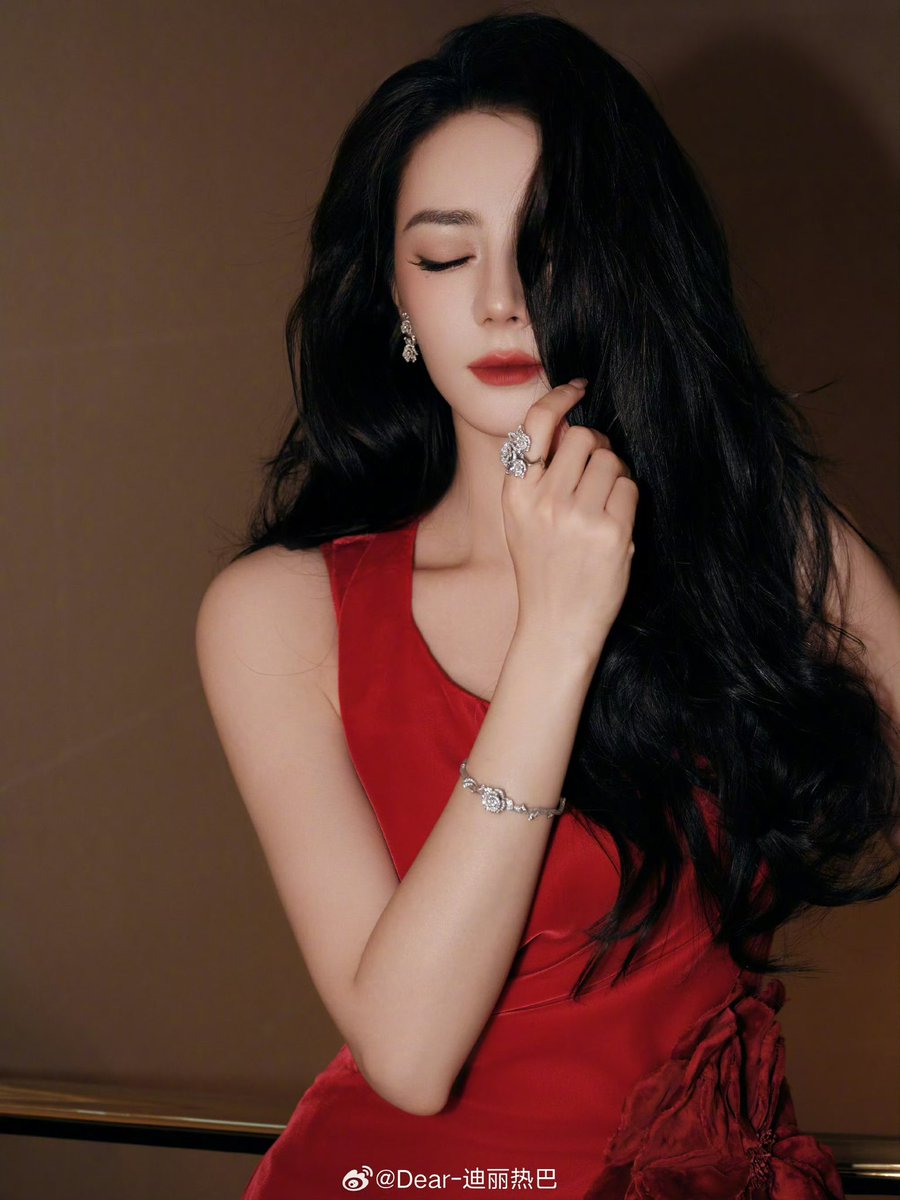 centlookbook's tweet photo. #Dilraba 迪丽热巴 in Dior Cruise 2027 for the Dior Summer 2027 Women’s Show at Paris Fashion Week https://t.co/p0vxzw7yvv