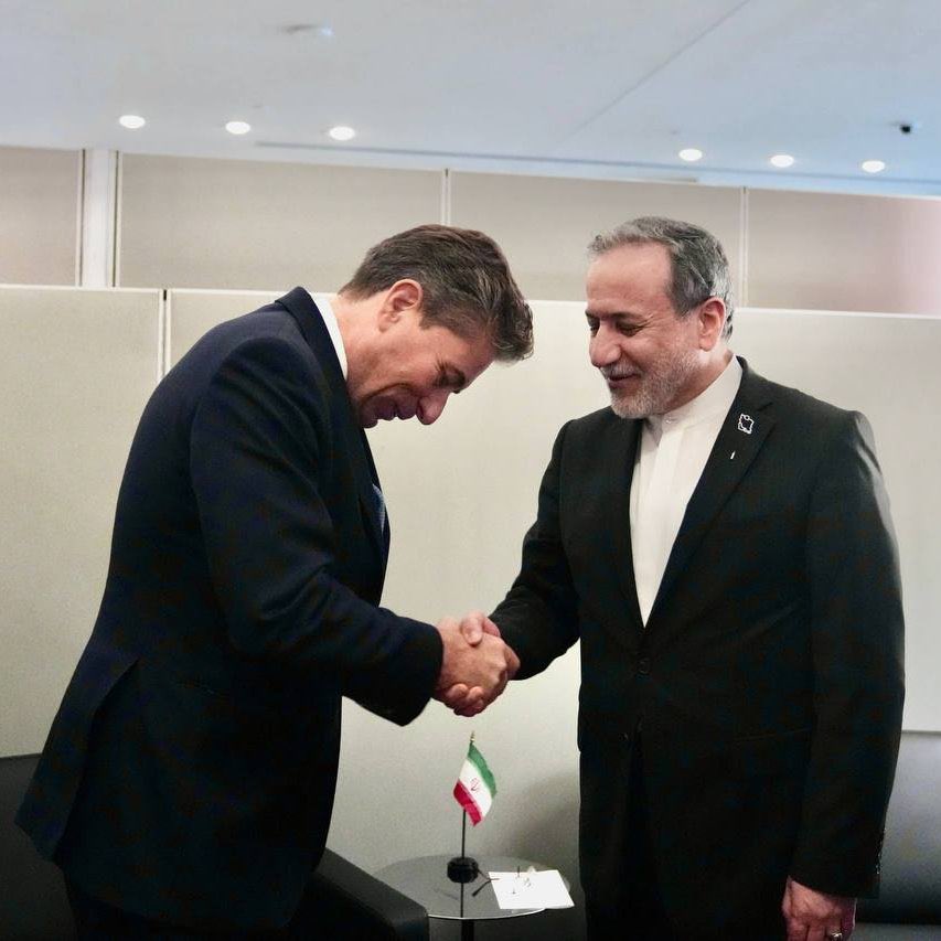 AlinejadMasih's tweet photo. What a shameful bow, Mr. Fletcher!

In January, the Iranian regime massacred thousands of my people. Today you, the UN's humanitarian chief, bow to their killers. This is not diplomacy. It is surrender to murderers.

Are you the world's humanitarian representative, or the host of January's killers?

@TomFletcher @UN_OCHA