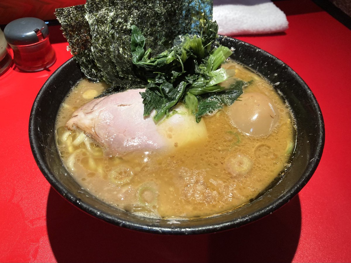 NLNL98's tweet photo. 本日は2時間かけてラーメン遠征！
吉村家直系店トップに数えられるお店にも色々行ってきたけど、厚木家はその中でも特に好きかも
濃すぎ��いけど重層的な旨味と奥行のあるスープ、香り豊かな鶏油、食べ進めるにつれてスープの表情も変わっていき、思わず完飲しそうになる美味しさだった
バランスも抜群 https://t.co/1yW9pM4l5W