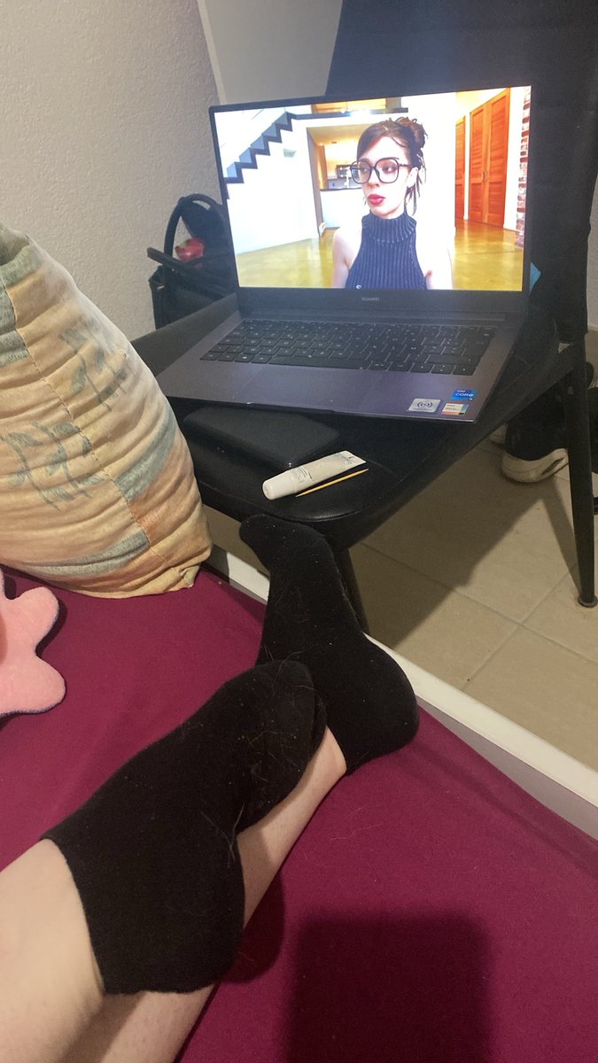 Emma_cmp0210's tweet photo. Coucou les fétichistes préférés ! Quel cadeau vous allez m’offrir pour mon anniversaire ?😚#feetfetısh #feetworshi̇p #feetfetıshly #feets #feetcontents #birthday https://t.co/VtSadXoxHx