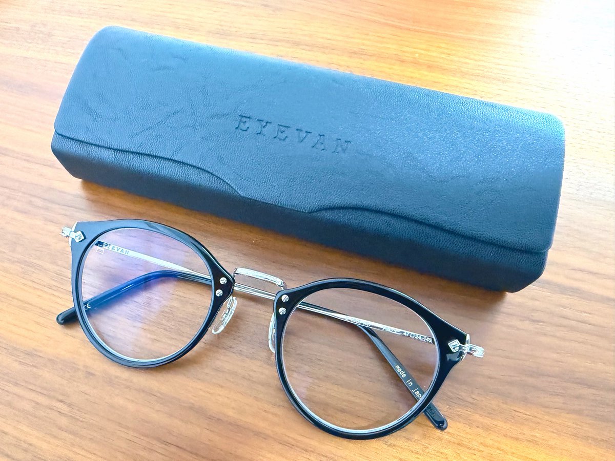 Syunayama's tweet photo. 眼鏡を新調しました！
初EYEVAN！極上の美〜👓✨

朝美さんと色違いのやつ…
ポスターももらえちゃった…

高級感もあっていい…今後、眼鏡はここで買う！ https://t.co/90roM5MPWc