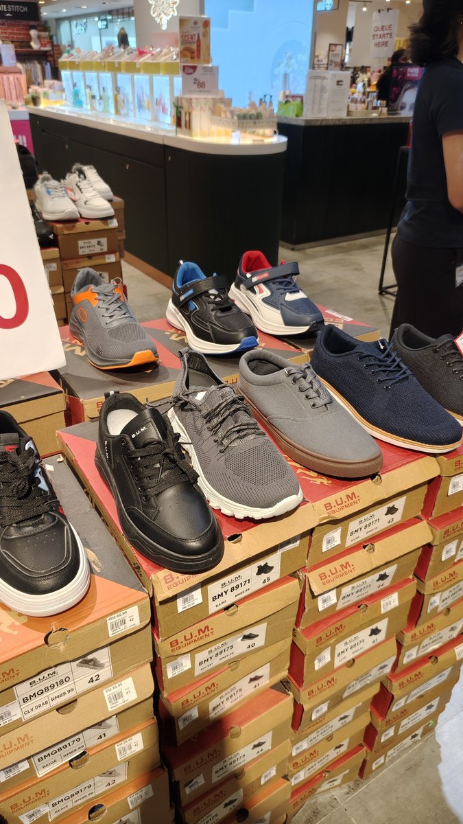 SOGOMalaysia's tweet photo. 🚨🔥 SHOE ALERT! 🔥🚨
BUM Shoes are 50% OFF! 😱👟 HALF PRICE, GUYS! Don’t just scroll—RUN to SOGO KL and grab your favourite pair before they’re GONE! 🏃♂️💨
📍 3rd Floor, SOGO KL
🔥 50% OFF — While Stocks Last!
#SOGOKL #BUMShoes #50PercentOff #ShoeAlert #ShopNow https://t.co/OmP9D6zJav