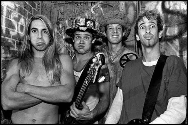 BrazilRHCP's tweet photo. 39 ANOS DE TUMPP! 🌶️

No dia 29 de outubro de 1987, o Red Hot Chili Peppers lançava seu terceiro disco de estúdio e único 100% formado pelo quarteto original da banda: “The Uplift Mofo Party Plan”!

O trabalho foi o último antes do adeus do Hillel.

Qual sua faixa favorita?! https://t.co/l71uYpYXSK