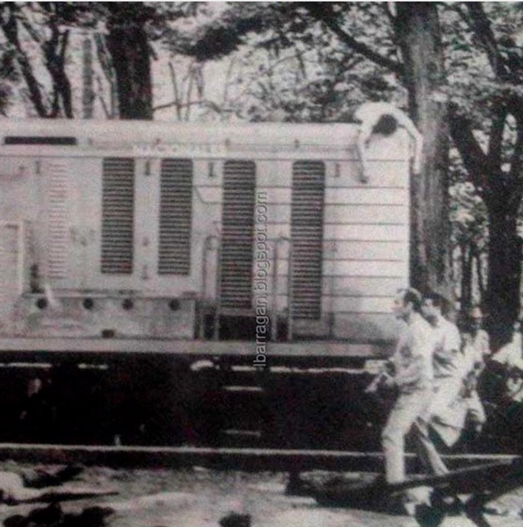 AmericoDeGrazia's tweet photo. #29Sep1963
Asalto al tren de El Encanto, Ccs.
15 terroristas de la FALN tomaron el tren turístico de paseos dominicales, encabezados por Guillermo García Ponce, para apoderarse de las armas de los GN que custodiaban el servicio, con el trágico saldo de 5 oficiales muertos, 2 terroristas,más 8 mujeres y 2 niños heridos. La incipiente democracia intentaba consolidarse. Defenderla fue una tarea compleja. HOY esos personajes que asaltaron el tren, encantaron a VZ y conservan el poder sistematizando  la tragedia durante 27 años. 
@GuayanaLibre21