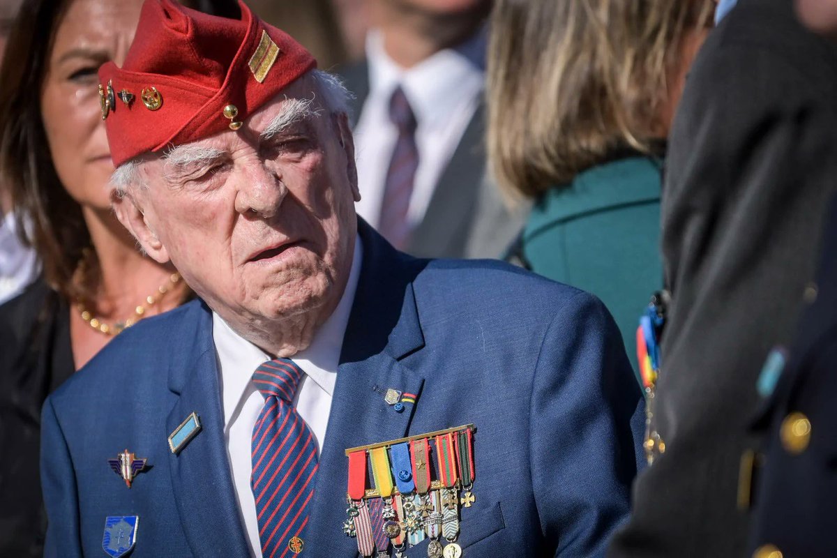 CerfiaFR's tweet photo. 🇫🇷🪖⚫️ FLASH | Roger Le Neurès, l’un des derniers vétérans de la 2e Division blindée du général Leclerc, est mort à l’âge de 103 ans. Français libre, il avait débarqué en Normandie en août 1944, participé à la Libération de Paris, avant de poursuivre les combats jusqu’en Allemagne.