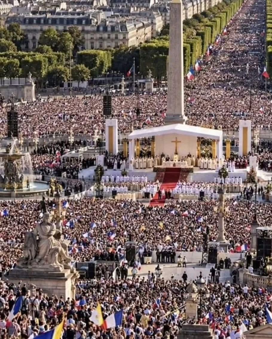 veritebeaute's tweet photo. Voici notre France , sans bagarres , sans tueries , sans viols ….
Voici notre belle France réunie dans la beauté de la foi catholique …
Notre France qui revit dans la bienveillance et la bonté du pape Léon XIV !…
Une sorte de miracle après dix années de galère …. https://t.co/p7qgACteDZ